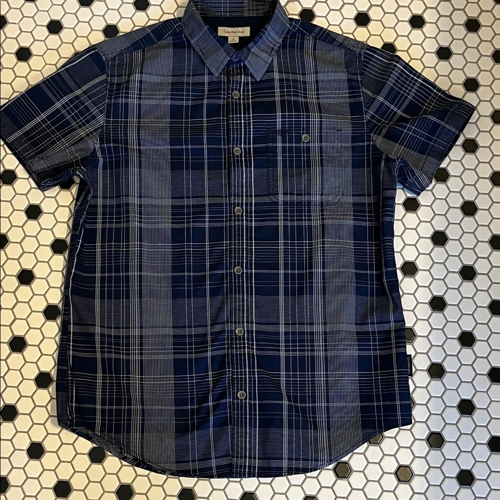 Calvin Klein boys short sleeve shirt size small
 fits size 10 to 14